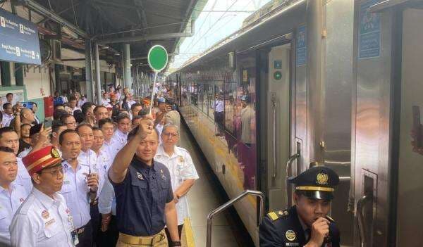 AHY Sambangi Stasiun Pasar Senen, Cek Kesiapan Kereta hingga Lepas Keberangkatan Pemudik AHY Sambangi Stasiun Pasar Senen, Cek Kesiapan Kereta hingga Lepas Keberangkatan Pemudik