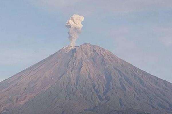 Gunung Semeru Erupsi Muntahkan Abu Vulkanis Setinggi 1 Km, Status Level II Waspada Gunung Semeru Erupsi Muntahkan Abu Vulkanis Setinggi 1 Km, Status Level II Waspada
