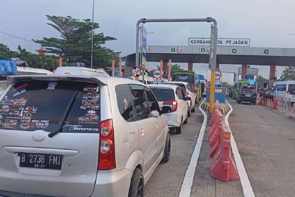 Antrean Kendaraan Pemudik Kembali Terjadi di Gerbang Tol Pejagan Brebes, Gara-gara Saldo E-toll Habis Antrean Kendaraan Pemudik Kembali Terjadi di Gerbang Tol Pejagan Brebes, Gara-gara Saldo E-toll Habis