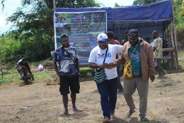 Apresiasi Semangat Mahasiswa Asal Simapitowa Bangun Asrama, Perindo Papua Tengah Salurkan Bantuan Perlengkapan Olahraga Apresiasi Semangat Mahasiswa Asal Simapitowa Bangun Asrama, Perindo Papua Tengah Salurkan Bantuan Perlengkapan Olahraga