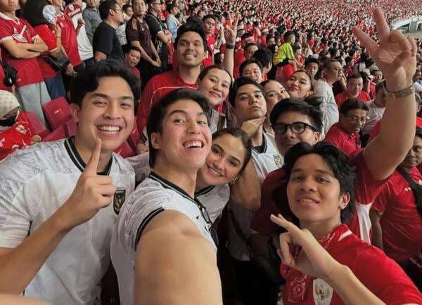 7 Potret Artis yang Nonton Laga Timnas Indonesia vs Bahrain, Fuji hingga Jennifer Coppen 7 Potret Artis yang Nonton Laga Timnas Indonesia vs Bahrain, Fuji hingga Jennifer Coppen