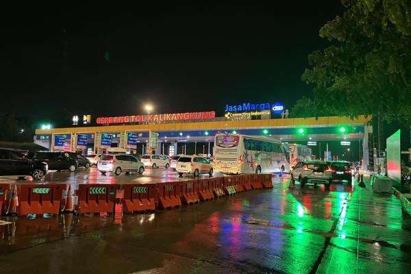 Arus Mudik Malam Ini, 40.000 Kendaraan Keluar dari Gerbang Tol Kalikangkung Semarang Arus Mudik Malam Ini, 40.000 Kendaraan Keluar dari Gerbang Tol Kalikangkung Semarang