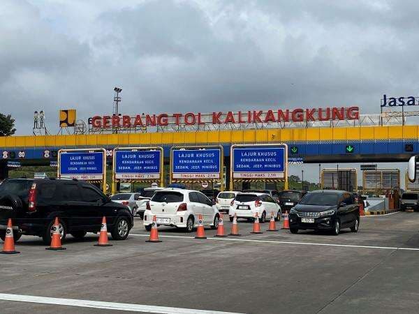 Belasan Ribu Pemudik Padati Gerbang Tol Kalikangkung Belasan Ribu Pemudik Padati Gerbang Tol Kalikangkung
