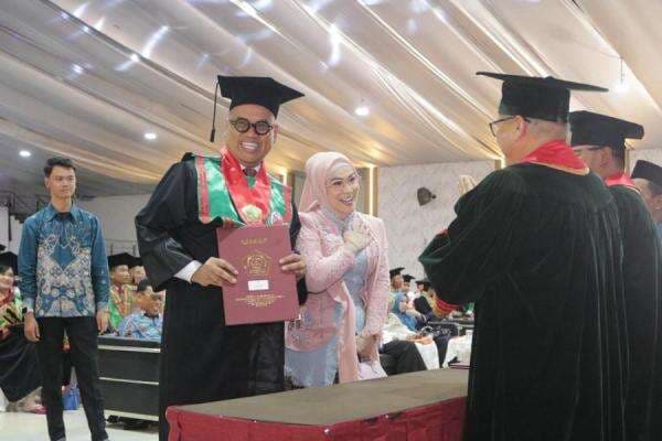 Riwayat Pendidikan Uya Kuya yang Baru Lulus S2 Hukum, Tesisnya Bahas Penjarahan Rumah Pribadi Riwayat Pendidikan Uya Kuya yang Baru Lulus S2 Hukum, Tesisnya Bahas Penjarahan Rumah Pribadi