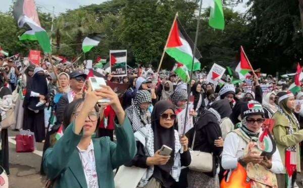 Ratusan Masa Aksi Bela Palestina Geruduk Kedubes AS Ratusan Masa Aksi Bela Palestina Geruduk Kedubes AS