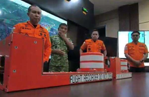 KNKT Terima Black Box dari Basarnas, Penyebab Jatuhnya Pesawat ATR 42-500 Diselidiki KNKT Terima Black Box dari Basarnas, Penyebab Jatuhnya Pesawat ATR 42-500 Diselidiki