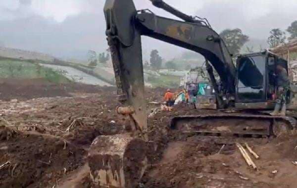 Update Longsor Cisarua: 70 Kantong Jenazah Dievakuasi, 10 Korban Masih Hilang Update Longsor Cisarua: 70 Kantong Jenazah Dievakuasi, 10 Korban Masih Hilang