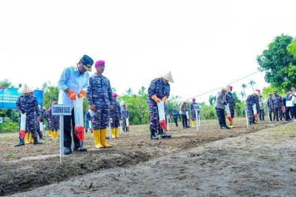 Dampingi KASAL Budidaya Rumput Laut di Takalar, Gubernur Sulsel Serahkan Bantuan Kapal untuk Nelayan Dampingi KASAL Budidaya Rumput Laut di Takalar, Gubernur Sulsel Serahkan Bantuan Kapal untuk Nelayan