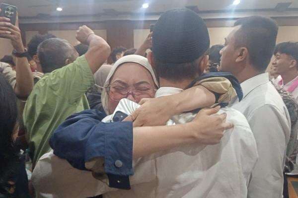 Momen Haru Sidang Demo Agustus, 21 Terdakwa Divonis 7 Bulan tapi Langsung Bebas Momen Haru Sidang Demo Agustus, 21 Terdakwa Divonis 7 Bulan tapi Langsung Bebas