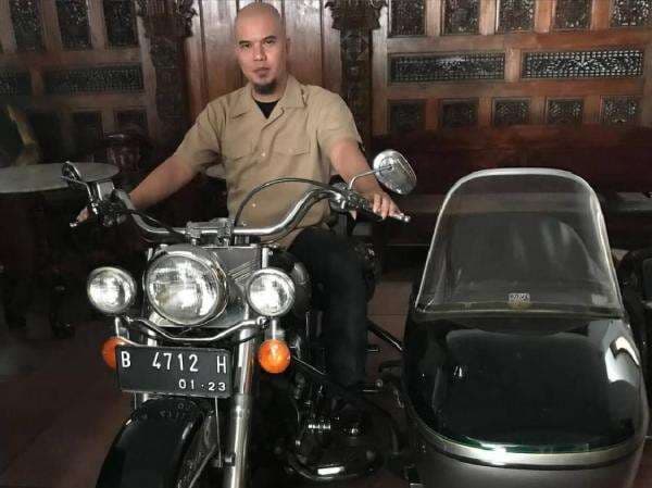 Ahmad Dhani Jajal Motor Legendaris Soeharto, Netizen Ributkan Pelat Nomor yang Mati Ahmad Dhani Jajal Motor Legendaris Soeharto, Netizen Ributkan Pelat Nomor yang Mati