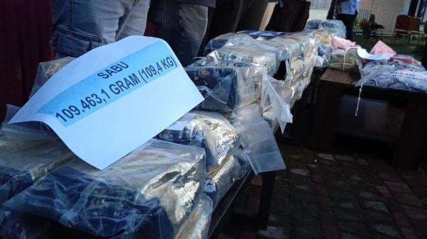 2 Kurir Sabu Diringkus, Bawa 100 Kg Siap Edar di Malam Tahun Baru 2 Kurir Sabu Diringkus, Bawa 100 Kg Siap Edar di Malam Tahun Baru