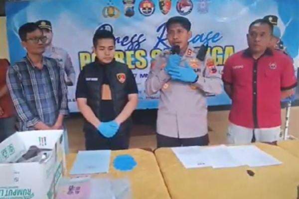 Polisi Tangkap Sejoli Mahasiswa usai Buang Bayi di Panti Asuhan Salatiga Polisi Tangkap Sejoli Mahasiswa usai Buang Bayi di Panti Asuhan Salatiga