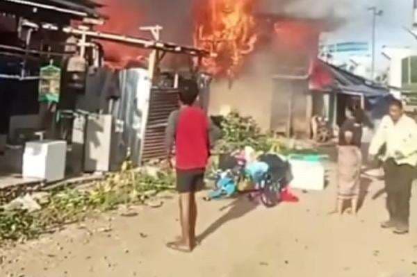 Kebakaran di Pademangan Jakut, 7 Petak Kontrakan Dilahap Si Jago Merah Kebakaran di Pademangan Jakut, 7 Petak Kontrakan Dilahap Si Jago Merah