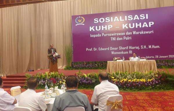 Wamenkum Sosialisasikan KUHP-KUHAP Baru ke Purnawirawan TNI-Polri Wamenkum Sosialisasikan KUHP-KUHAP Baru ke Purnawirawan TNI-Polri