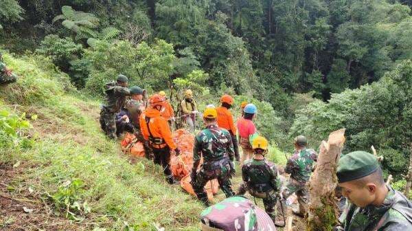 Pencarian Korban Pesawat ATR 42-500, Total 11 Kantong Jenazah Ditemukan Pencarian Korban Pesawat ATR 42-500, Total 11 Kantong Jenazah Ditemukan