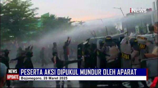 Video - Aksi Tolak UU TNI Berakhir di Bojonegoro Ricuh, Sejumlah Peserta Aksi Terluka dan Ditangkap Video - Aksi Tolak UU TNI Berakhir di Bojonegoro Ricuh, Sejumlah Peserta Aksi Terluka dan Ditangkap