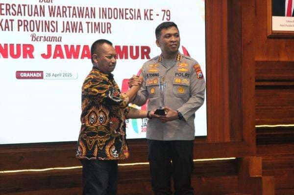 Banyak Inovasi Pelayanan, Kapolresta Sidoarjo Christian Tobing Raih PWI Jatim Award Banyak Inovasi Pelayanan, Kapolresta Sidoarjo Christian Tobing Raih PWI Jatim Award