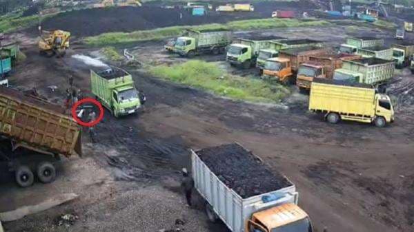 Perkelahian di Jambi Terekam CCTV, Sopir Truk Tewas Kepala Dihantam Bongkahan Batu Bara Perkelahian di Jambi Terekam CCTV, Sopir Truk Tewas Kepala Dihantam Bongkahan Batu Bara