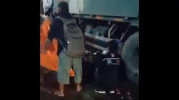 Motor Terpeleset Lumpur Banjir, Remaja Tewas Terlindas Truk Tronton di Pasuruan Motor Terpeleset Lumpur Banjir, Remaja Tewas Terlindas Truk Tronton di Pasuruan