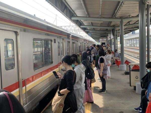 Ada Pohon Tumbang Tutupi Rel, Empat Perjalanan KRL dari Tanjung Priok Dibatalkan Ada Pohon Tumbang Tutupi Rel, Empat Perjalanan KRL dari Tanjung Priok Dibatalkan