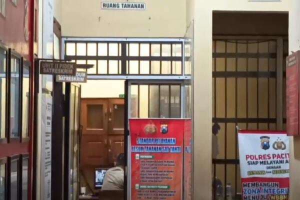 Bejat! Oknum Polisi di Pacitan Diduga Perkosa Tersangka di Ruang Tahanan Bejat! Oknum Polisi di Pacitan Diduga Perkosa Tersangka di Ruang Tahanan