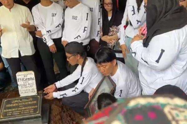 Bimbim Slank Tegar Makamkan Bunda Iffet di Tempat Peristirahatan Terakhir Bimbim Slank Tegar Makamkan Bunda Iffet di Tempat Peristirahatan Terakhir