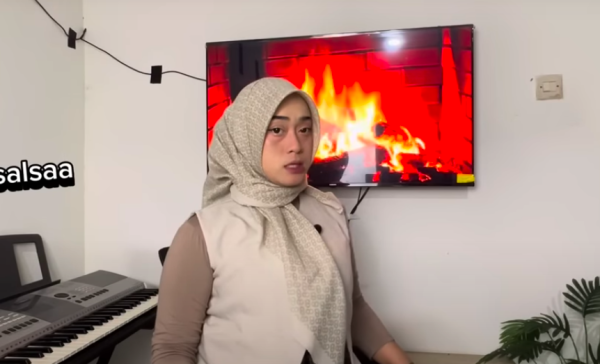 Viral Bu Guru Salsa Eksis Jadi Penyanyi Cover Usai Video Syur, Rasa Malunya Dipertanyakan Viral Bu Guru Salsa Eksis Jadi Penyanyi Cover Usai Video Syur, Rasa Malunya Dipertanyakan