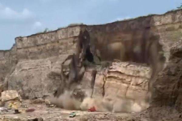 Bukit Brown Canyon Semarang Longsor Timpa Truk, Sopir Tewas Bukit Brown Canyon Semarang Longsor Timpa Truk, Sopir Tewas