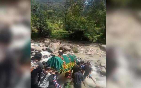 Viral Warga Ponorogo Bawa Keranda Jenazah Menyeberang Sungai, Alasannya Mengejutkan Viral Warga Ponorogo Bawa Keranda Jenazah Menyeberang Sungai, Alasannya Mengejutkan