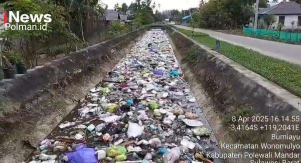 Viral! Banjir Sampah di Aliran Irigasi Wonomulyo, Netizen: Ini Bukan Air, Tapi Plastik! Viral! Banjir Sampah di Aliran Irigasi Wonomulyo, Netizen: Ini Bukan Air, Tapi Plastik!