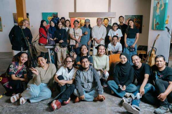 Tujuh Perjalanan Sunyi Ary Juliyant dalam Skena-In Particular yang Spektakuler Tujuh Perjalanan Sunyi Ary Juliyant dalam Skena-In Particular yang Spektakuler