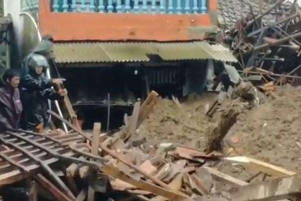Korban Tewas Longsor Cisarua Bertambah jadi 12 Orang, 81 Warga Masih Hilang Korban Tewas Longsor Cisarua Bertambah jadi 12 Orang, 81 Warga Masih Hilang