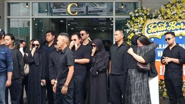 Tangis Sahabat Pecah Iringi Jenazah Lula Lahfah Sebelum Disalatkan Tangis Sahabat Pecah Iringi Jenazah Lula Lahfah Sebelum Disalatkan