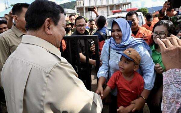 Ketika Bocah Korban Banjir Tapanuli Tengah Panggil Presiden Prabowo Pak Gemoy Ketika Bocah Korban Banjir Tapanuli Tengah Panggil Presiden Prabowo Pak Gemoy