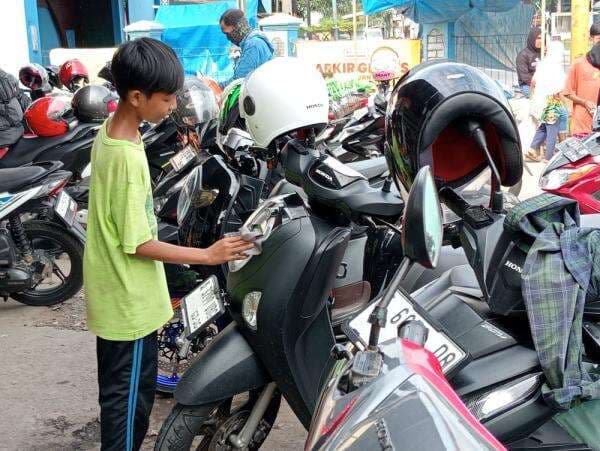 Cari THR Tambahan, Anak-Anak Ngelap Motor Pemudik di Jalur Pantura Cari THR Tambahan, Anak-Anak Ngelap Motor Pemudik di Jalur Pantura