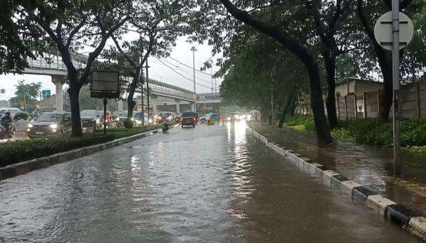 Banjir Rendam Depan Jalan ITC Cempaka Mas, Polisi Tutup Jalur Lambat Banjir Rendam Depan Jalan ITC Cempaka Mas, Polisi Tutup Jalur Lambat