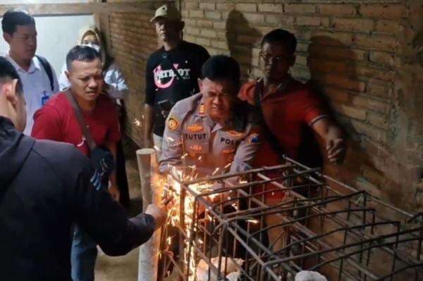 Pilu! Kakek di Ponorogo Dipasung selama 20 Tahun, Hidup dalam Kurungan Besi 2 Meter Pilu! Kakek di Ponorogo Dipasung selama 20 Tahun, Hidup dalam Kurungan Besi 2 Meter