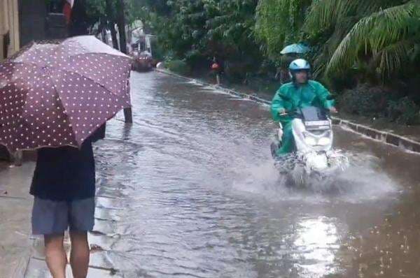 Update Banjir Jakarta: 30 RT Terendam, Ketinggian Capai 90 Cm Update Banjir Jakarta: 30 RT Terendam, Ketinggian Capai 90 Cm