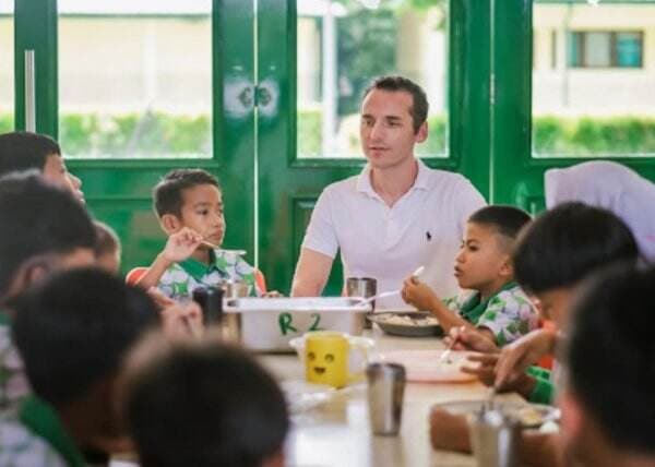 Kisah Bule Belanda Rela Jual Perusahaan demi Bantu Anak Jalanan, Berawal dari Backpacking ke Lombok Kisah Bule Belanda Rela Jual Perusahaan demi Bantu Anak Jalanan, Berawal dari Backpacking ke Lombok