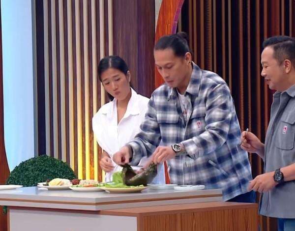 Chef Juna Mendadak Lempar Piring Peserta Ini Sampai Pecah, Satu Studio MasterChef Indonesia Season 12 Dibuat Tegang! Chef Juna Mendadak Lempar Piring Peserta Ini Sampai Pecah, Satu Studio MasterChef Indonesia Season 12 Dibuat Tegang!