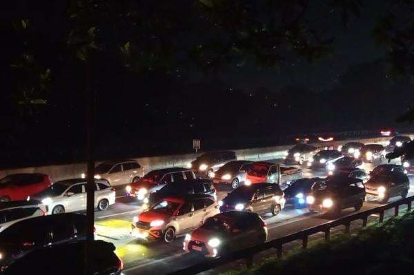 Update Arus Mudik Hari Ini: Contraflow Kembali Diterapkan di KM 36-70 Tol Japek Update Arus Mudik Hari Ini: Contraflow Kembali Diterapkan di KM 36-70 Tol Japek