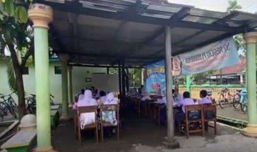Atap Kelas Ambrol, Siswa SDN Plosogenuk 1 Jombang Belajar di Parkiran Atap Kelas Ambrol, Siswa SDN Plosogenuk 1 Jombang Belajar di Parkiran
