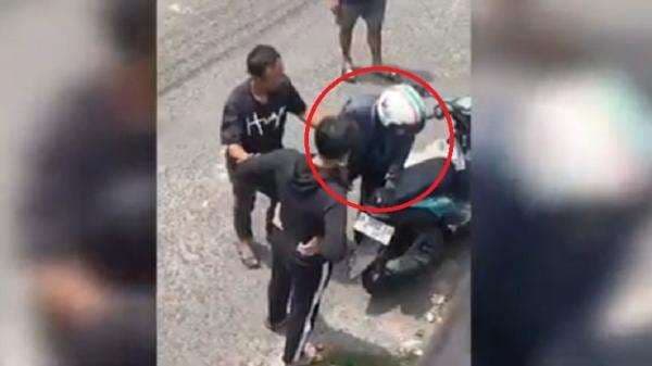 Viral! Gegara Senggolan Motor, Kurir Paket di Parepare Dianiaya Pengendara Lain Viral! Gegara Senggolan Motor, Kurir Paket di Parepare Dianiaya Pengendara Lain