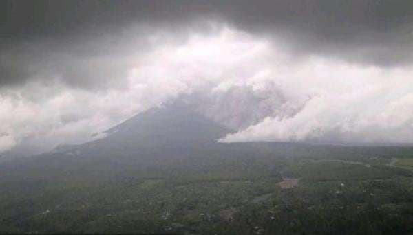 Gunung Semeru Meletus Dahsyat Hari Ini, Luncurkan Awan Panas 4.000 Meter Gunung Semeru Meletus Dahsyat Hari Ini, Luncurkan Awan Panas 4.000 Meter