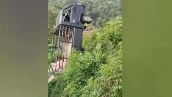 Kecelakaan di Lebak, Mobil Pikap Bermuatan Semen Jatuh ke Jurang Kecelakaan di Lebak, Mobil Pikap Bermuatan Semen Jatuh ke Jurang