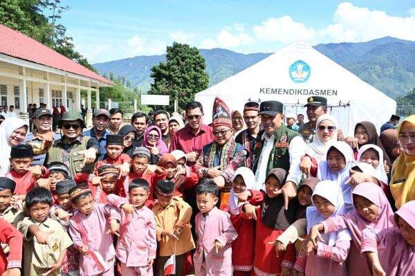 Ajar Siswa SMPN 22 Takengon, Mendikdasmen: Kondisi Darurat Tak Boleh Hentikan Proses Belajar Ajar Siswa SMPN 22 Takengon, Mendikdasmen: Kondisi Darurat Tak Boleh Hentikan Proses Belajar