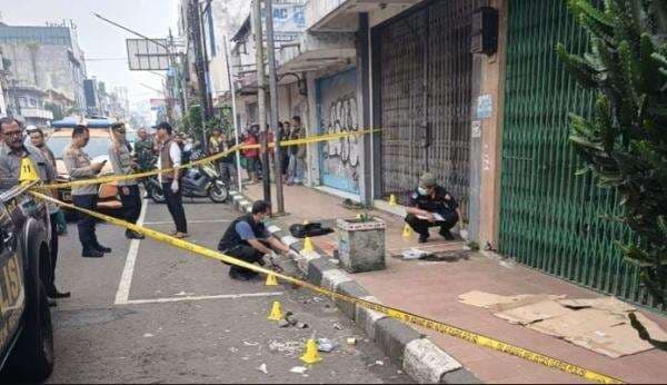 Bandung Geger! Mayat Pria Bersimbah Darah Ditemukan di Trotoar Jalan Otista Bandung Geger! Mayat Pria Bersimbah Darah Ditemukan di Trotoar Jalan Otista