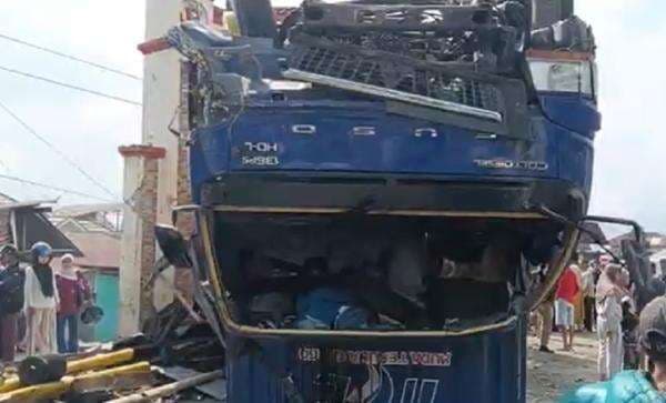 Kronologi Kecelakaan Beruntun di Tanah Datar Tewaskan 5 Orang, Trailer Diduga Rem Blong Kronologi Kecelakaan Beruntun di Tanah Datar Tewaskan 5 Orang, Trailer Diduga Rem Blong