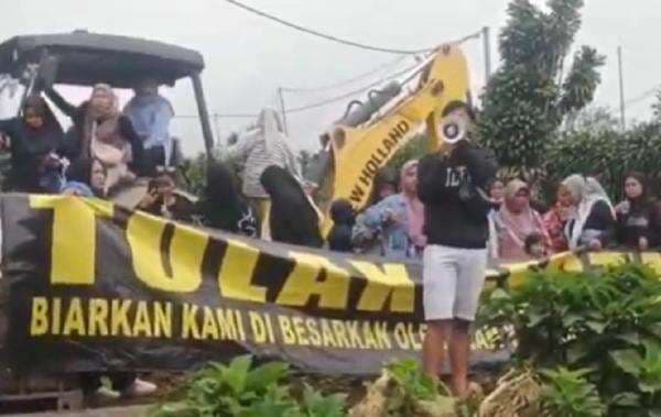 Emak-Emak di Cianjur Adang Alat Berat Tolak Proyek Geotermal Gunung Gede Pangrango Emak-Emak di Cianjur Adang Alat Berat Tolak Proyek Geotermal Gunung Gede Pangrango