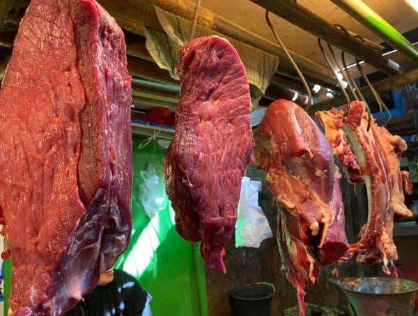 Emak-Emak Serbu Pasar, Harga Daging Kerbau Rp80.000 per Kg Jelang Lebaran Emak-Emak Serbu Pasar, Harga Daging Kerbau Rp80.000 per Kg Jelang Lebaran